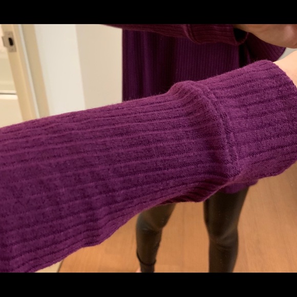 Plum Scoop V-neck - Picture 2 of 6